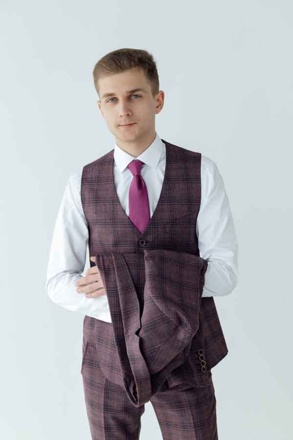 Большой выбор мужских костюмов. 